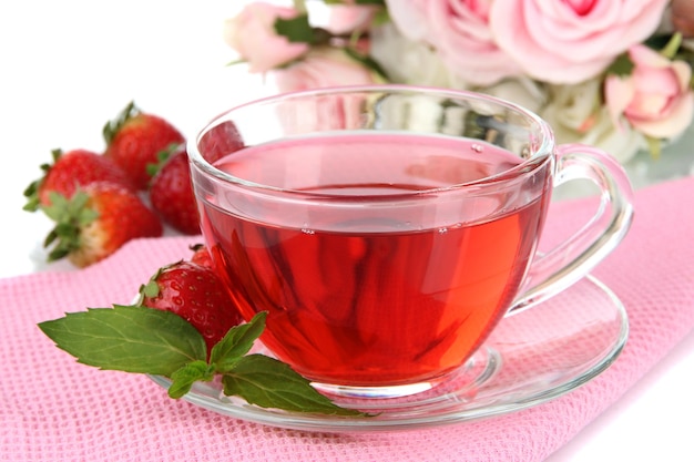 Wyśmienicie truskawkowa herbata na stołowym zbliżeniu