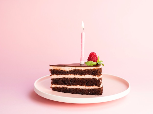 Zdjęcie wyśmienicie urodzinowy tort na różowym tle