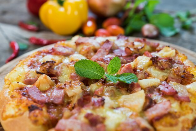Wyśmienicie włoska pizza na drewnianym stole