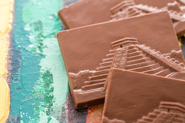 Wyśmienite batony z mlecznej czekolady z wizerunkiem piramid Majów.