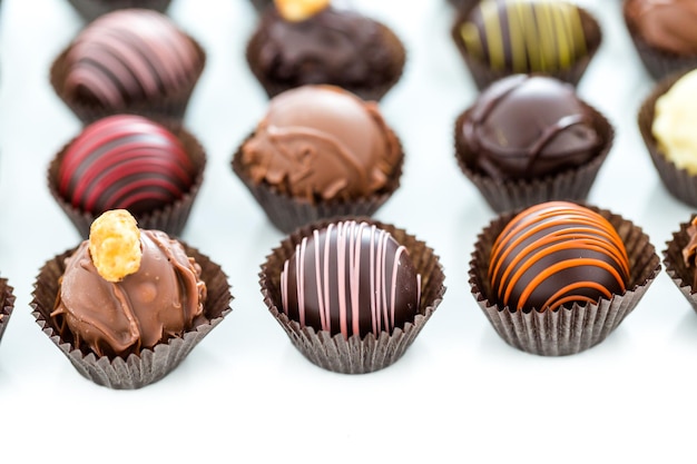 Wyśmienite czekoladowe trufle dla smakoszy ręcznie robione przez profesjonalnego chocolatier.
