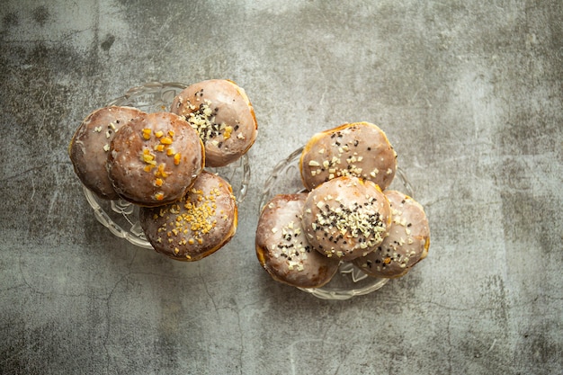 Wyśmienite domowe pączki z pączkami, widok z góry