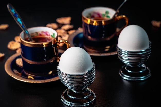Zdjęcie wyśmienite śniadanie z kawą i gotowanymi jajkami