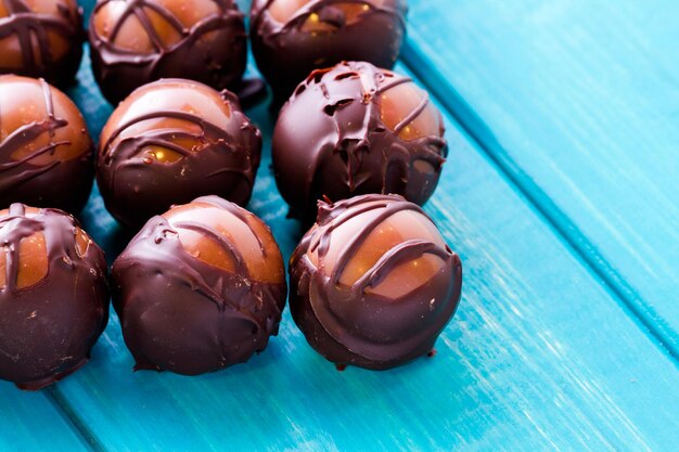 Wyśmienite trufle z ciemnej mlecznej czekolady, ręcznie robione przez chocolatier.