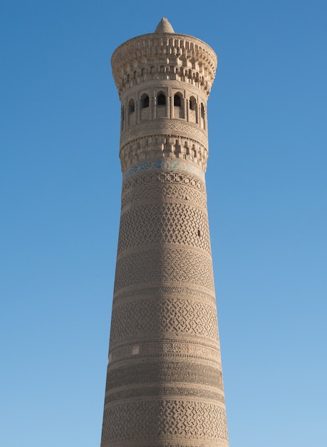 Wysoka owalna wieża z cegły starożytne budowle azjatyckie Detale architektury średniowiecznej Azji