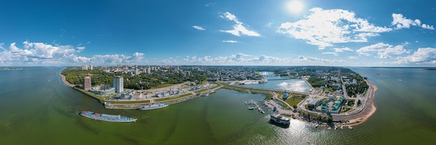 Zdjęcie wysoka rozdzielczość szyta panorama malowniczego widoku z lotu ptaka stolicy czeboksary czuwaszja rosji i portu nad wołgą w słoneczny letni dzień