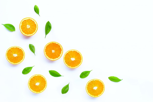 Wysoka witamina C, soczysta i słodka. Świeża pomarańczowa owoc na bielu.