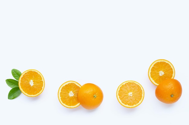 Wysoka zawartość witaminy C Soczyste i słodkie Świeże owoce pomarańczy na białym tle