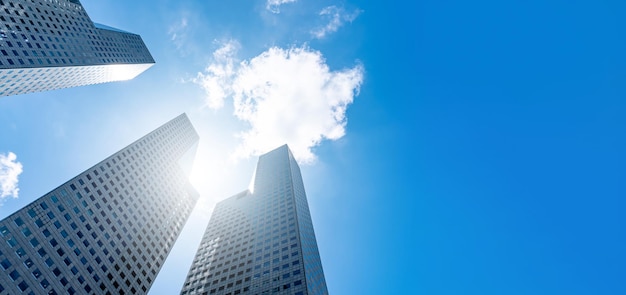 Zdjęcie wysoki budynek biurowy niski k?t widzenia drapaczy chmur nowoczesny budynek biurowy miasto w centrum biznesowym zb??kitnym niebem