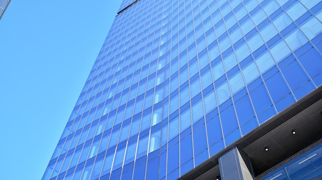 Wysoki budynek z niebieską szklaną fasadą