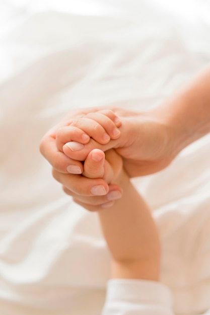 Wysoki kąt mama i dziecko trzymając się za ręce