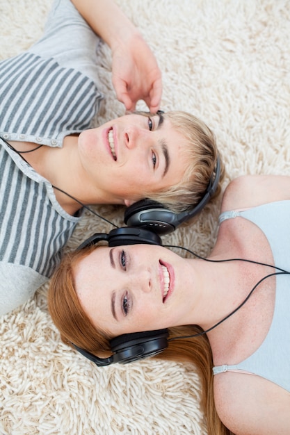 Wysoki kąt para nastolatków słuchanie muzyki