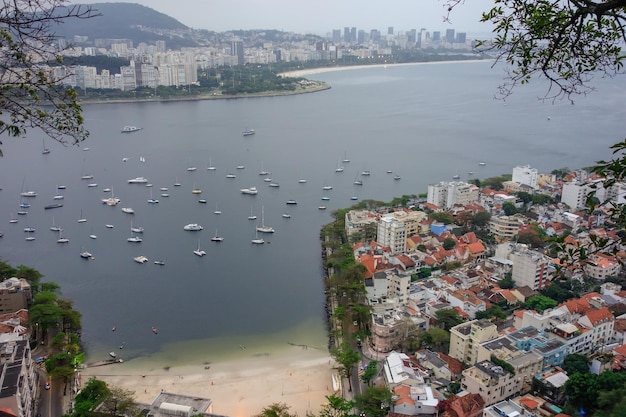 wysoki kąt plaży Urca i budynków w zatoce Guanabara w Rio de Janeiro w Brazylii