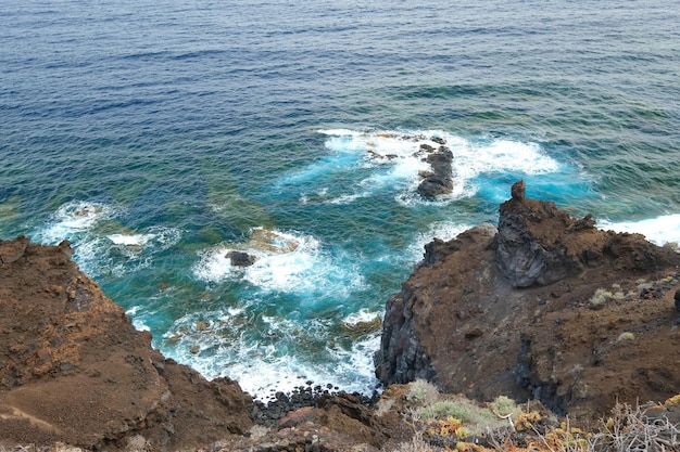 Wysoki kąt strzału skalistego wybrzeża El Hierro i błękitnego Oceanu Atlantyckiego