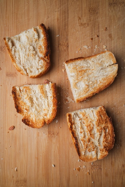 Wysoki kąt ujęcia czterech kromek tostów prosto z tostera na śniadanie