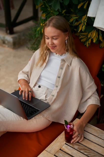 Wysoki Kąt Uśmiechnięta Kobieta Trzyma Laptopa