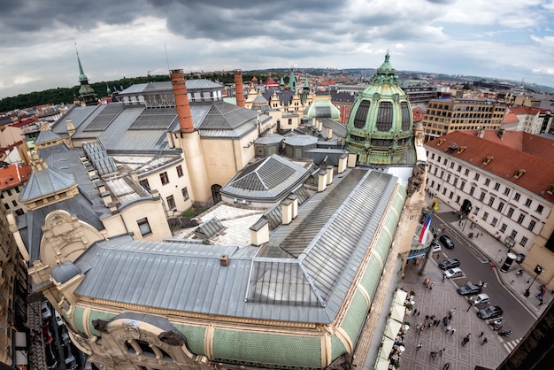 Wysoki kąt wąskiej uliczki i Obecni Dum