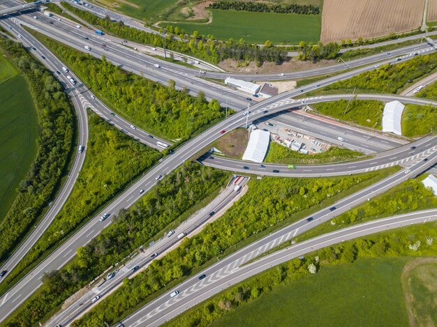 Zdjęcie wysoki kąt widoku autostrady pośrodku ulicy w mieście