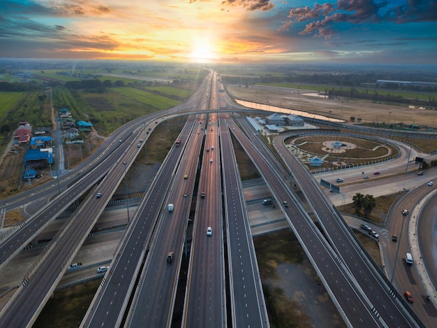 Zdjęcie wysoki kąt widoku autostrady przy zachodzie słońca