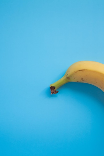Zdjęcie wysoki kąt widoku banana na niebieskim tle