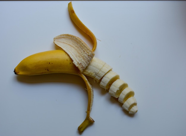 Zdjęcie wysoki kąt widoku banana na stole