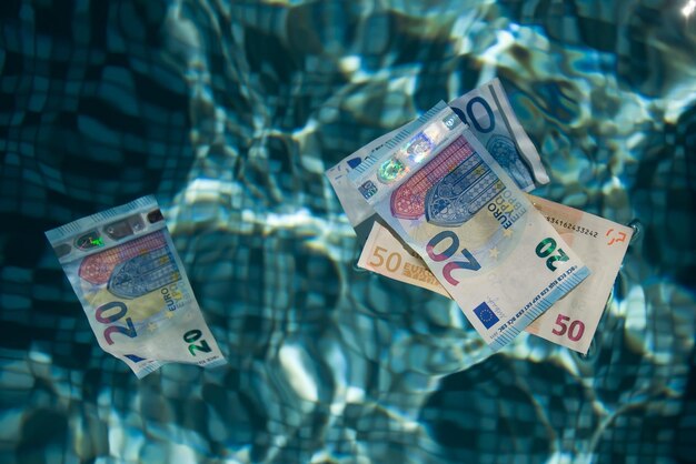 Zdjęcie wysoki kąt widoku banknotów euro unii europejskiej na basenie