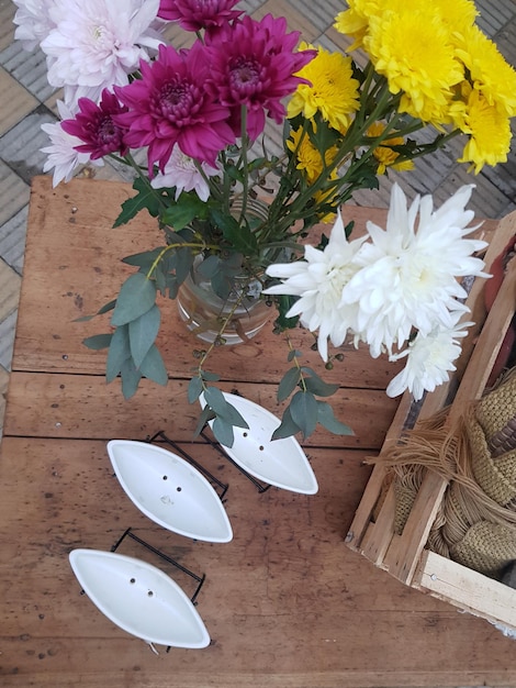 Zdjęcie wysoki kąt widoku białych kwiatów na stole