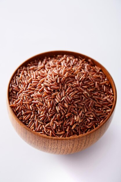 Wysoki kąt widoku brązowego ryżu na białym tle