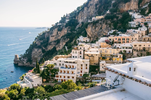 Wysoki kąt widoku budynków i skalistych gór z morza w Positano