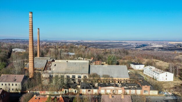 Zdjęcie wysoki kąt widoku budynków na tle jasnego niebieskiego nieba