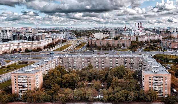 Wysoki kąt widoku budynków na tle nieba