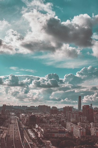 Zdjęcie wysoki kąt widoku budynków w mieście na tle nieba