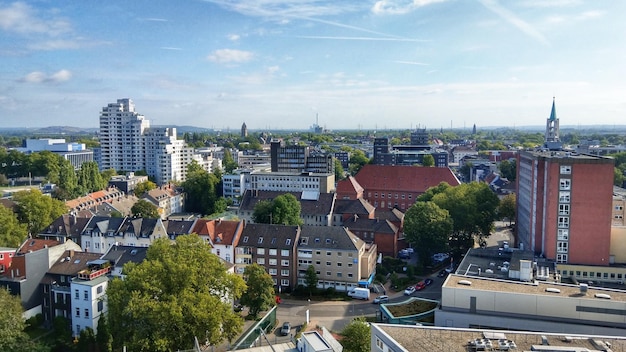 Wysoki kąt widoku budynków w mieście na tle nieba