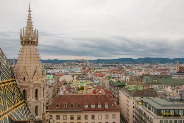 Zdjęcie wysoki kąt widoku budynków w mieście