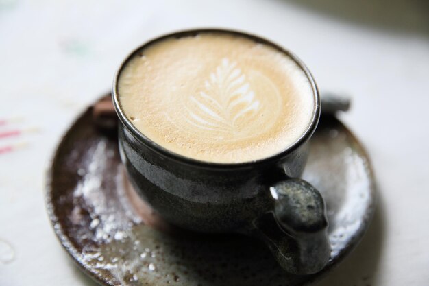 Wysoki kąt widoku cappuccino na stole