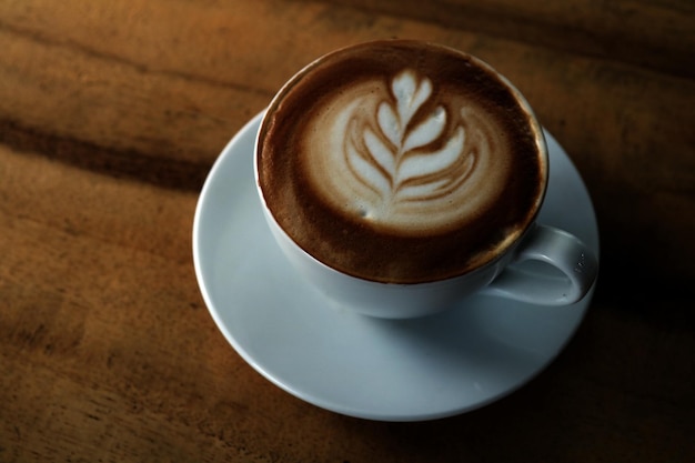 Wysoki kąt widoku cappuccino na stole