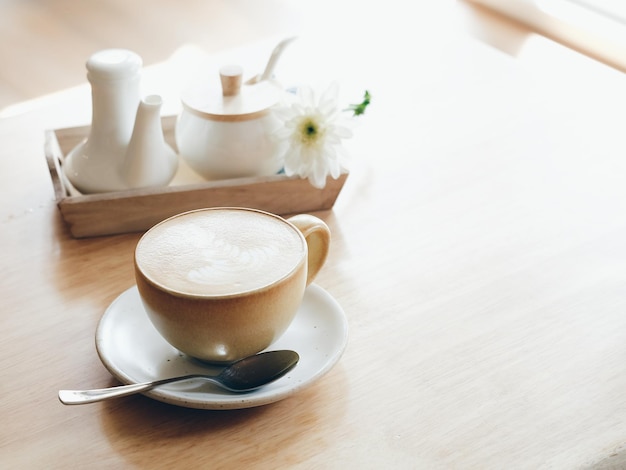 Wysoki kąt widoku cappuccino na stole