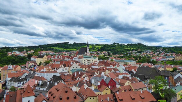 Zdjęcie wysoki kąt widoku cesky krumlov krajobraz miasta na tle nieba