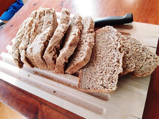 Zdjęcie wysoki kąt widoku chleba na desce do cięcia