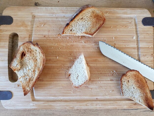 Zdjęcie wysoki kąt widoku chleba na desce do cięcia