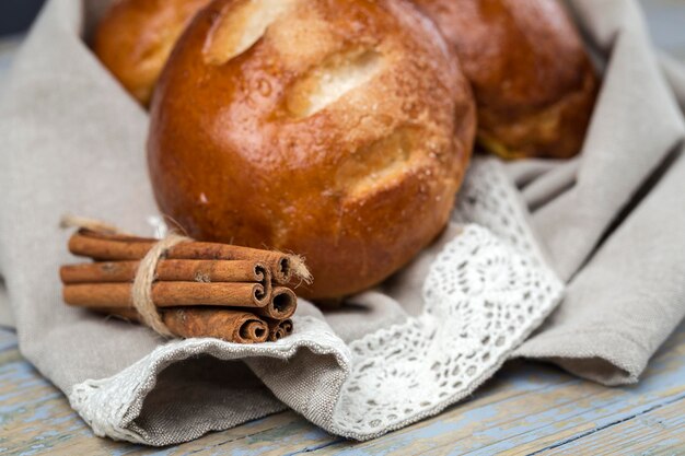 Zdjęcie wysoki kąt widoku chleba na stole