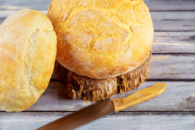 Zdjęcie wysoki kąt widoku chleba na stole