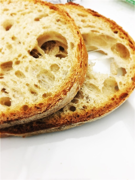 Zdjęcie wysoki kąt widoku chleba na talerzu
