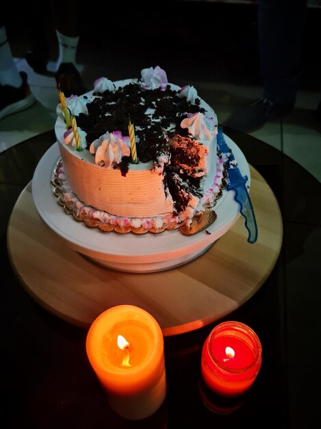 Zdjęcie wysoki kąt widoku ciasta na stole