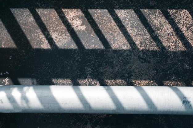 Zdjęcie wysoki kąt widoku cienia na balustradzie przy ulicy