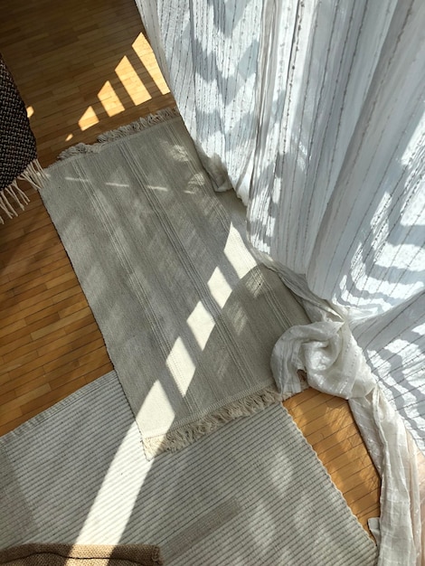 Zdjęcie wysoki kąt widoku cienia na podłodze w domu