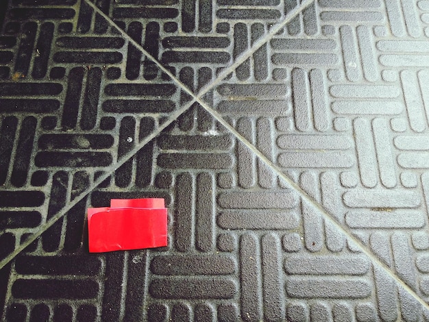 Zdjęcie wysoki kąt widoku czerwonego papieru na chodniku