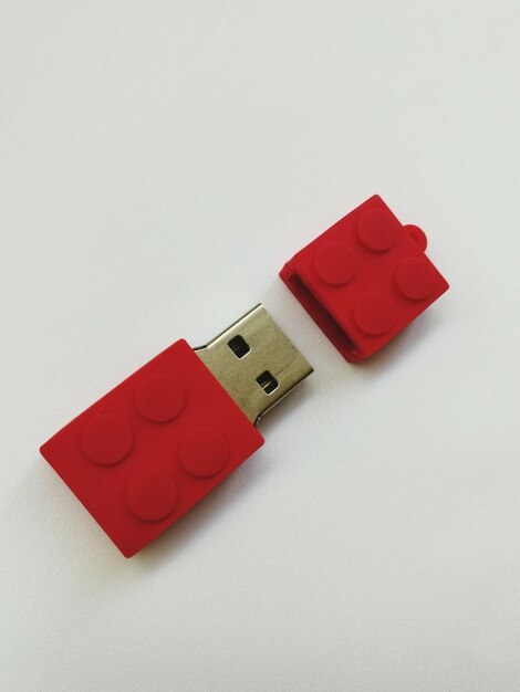 Zdjęcie wysoki kąt widoku czerwonego usb na białym tle