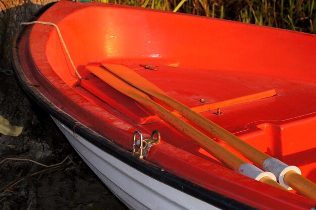 Zdjęcie wysoki kąt widoku czerwonej łodzi zacumowanej na brzegu