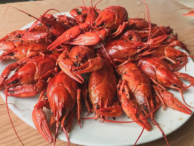 Zdjęcie wysoki kąt widoku czerwonej papryki chili na talerzu na stole